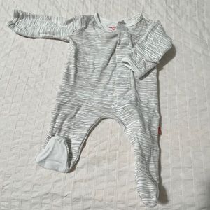 Magnetic Me Footie in white/gray wood grain print